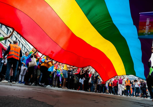Il miracolo di Lazzaro, il coming out e i preti gay: il gesuita arcobaleno agita la Chiesa