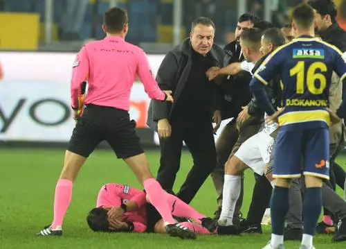 Turchia, aggredì arbitro con un pugno: squalifica a vita per il presidente dell'Ankaragucu