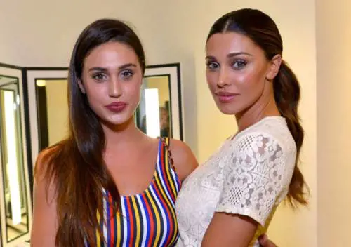 Belen sexy sul web. E la sorella Cecilia: "Guardate, le vostre fidanzate..."
