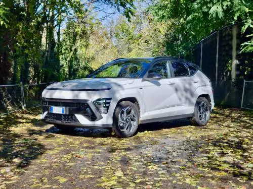 Hyundai Kona Hybrid: la gallery del crossover ibrido da 23 km/l