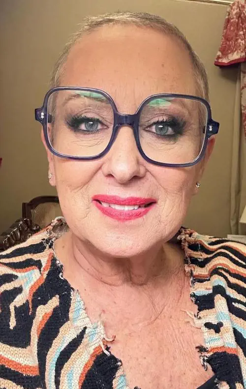 "Qualcuno annuncia la mia morte, ma è una bufala". La furia di Carolyn Smith 