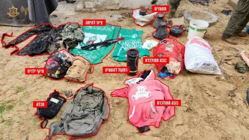 Le trappole di Hamas: bombe infilate nei giochi dei bimbi