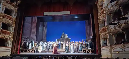 Anziana parla durante l'Otello e viene presa a schiaffi: il gesto choc a Piacenza