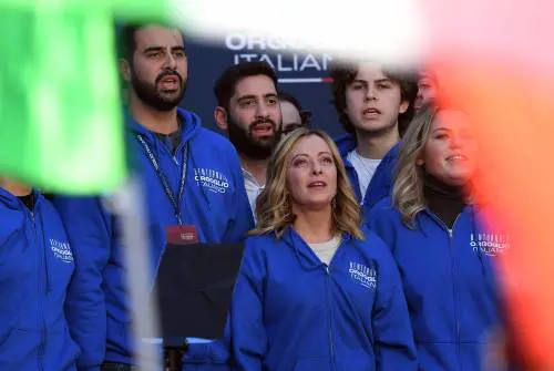 "Cara Elly, chi è qui ha il coraggio che vi manca". La Meloni affonda la Schlein ad Atreju
