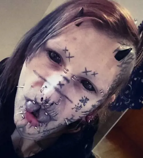 "Odio gli esseri umani". Spende tutto in tatuaggi e piercing per diventare una belva
