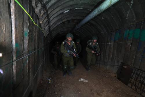 Hamas, trovato il mega tunnel. E a Gaza è assalto ai tir di aiuti