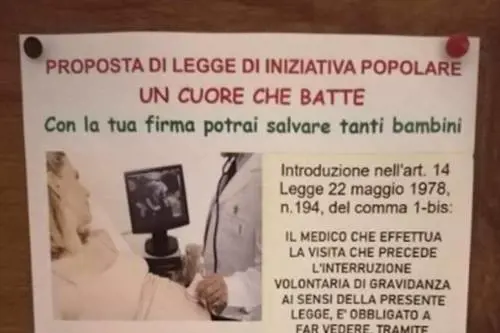 In chiesa i volantini contro l'aborto. "Le donne ascoltino il battito del feto"