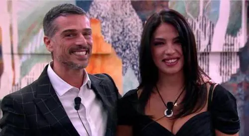Grande fratello 2023, scatta il bacio tra Massimiliano Varrese e Monia La Ferrera