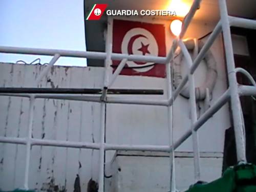 "Bloccati 84mila migranti". L'intesa con la Tunisia funziona: partenze in calo