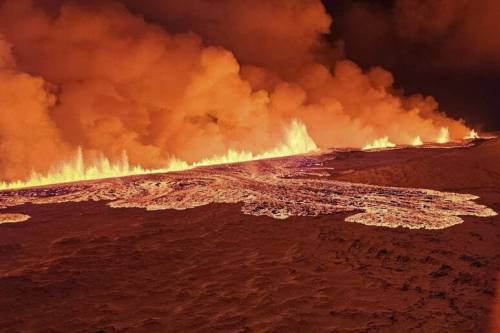 Le spettacolari immagini dell'eruzione del vulcano in Islanda