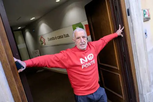 Ponte sullo Stretto, l'ex sindaco di Messina occupa la sede del Pd: "Voglio parlare con la Schlein"