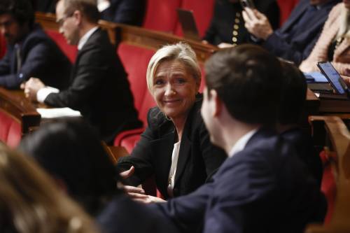 La Francia prepara la stretta sull'immigrazione, esulta Le Pen: "Vittoria ideologica"