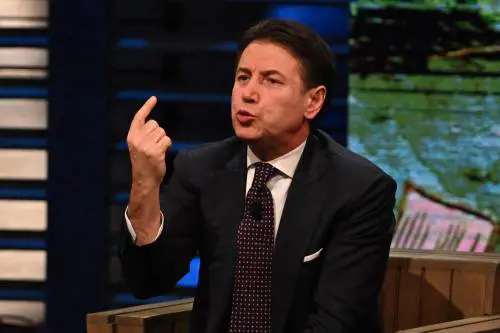 "Fa guerra ai poveri”, “Sequela di menzogne”. L’ultimo show anti-Meloni di Conte