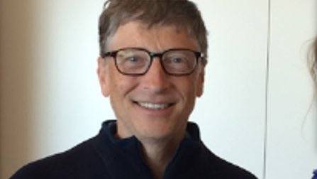 Bill Gates in posa con una vittima di Epstein: la foto choc che imbarazza il miliardario