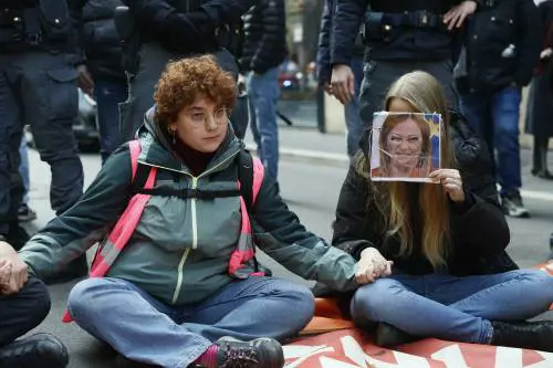 Ultima generazione tenta il blitz a Palazzo Chigi: fermati dalla polizia