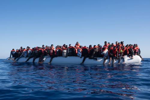 L'assist della Cassazione alle Ong: "Consegnare migranti alla Libia è reato". E Casarini "minaccia"