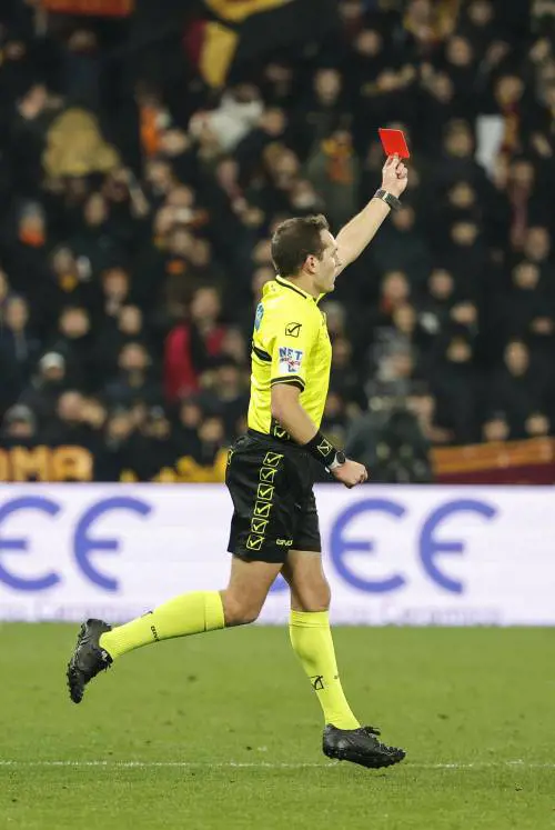  Un arbitro da rosso diretto 