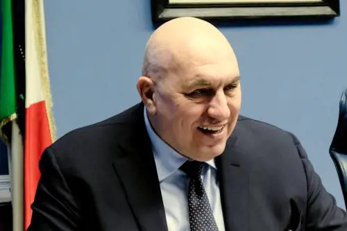 Crosetto, rissa sui social (con insulti)
