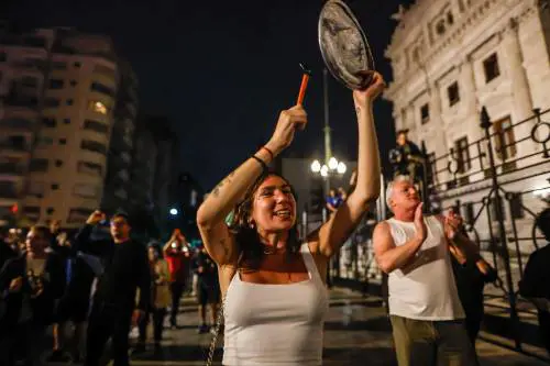 Le padelle contro la motosega: Milei nel mirino delle piazze "rosse"
