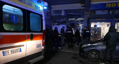 Furgone sfonda la vetrina di una profumeria. Paura a Roma: 5 feriti