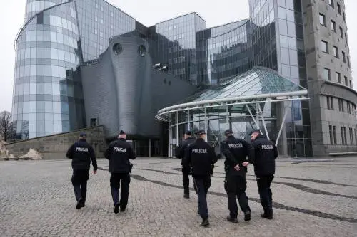 Caos nomine in Polonia, l'opposizione sfida il nuovo governo: cosa sta succedendo