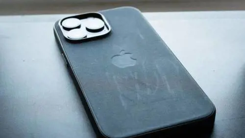 "Ecco la fake di Apple, cosa c'è davvero dietro la cover sostenibile"