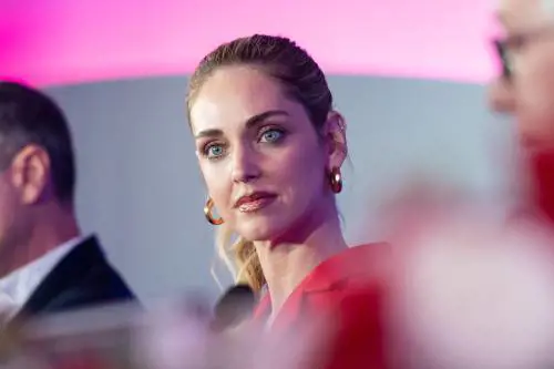 Dopo i follower anche gli sponsor mollano la Ferragni: Safilo rescinde il contratto