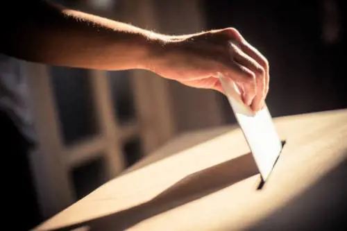 Basilicata, primo giorno di voto: affluenza in calo