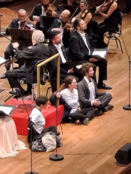 Ultima Generazione interrompe il concerto