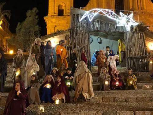  Nel Presepio il soldato romano ha il cuore più buio della notte. Canta con tristezza Guccini e vorrebbe essere una civetta