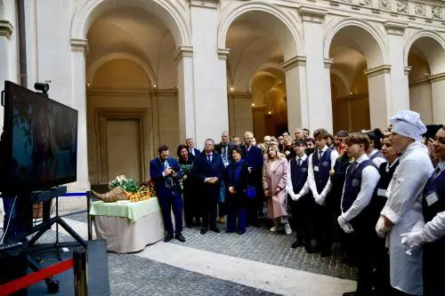 Meloni ai dipendenti: "Sono fiera di voi. L'Italia è la nostra azienda di famiglia"