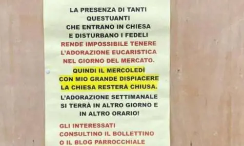 "Troppi mendicanti quando c'è il mercato". Il prete di Forte dei Marmi sbarra la Chiesa
