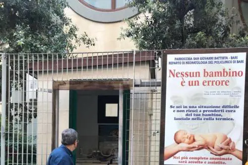 Neonata nella culla termica in chiesa. Il prete: "Un dono di Natale"