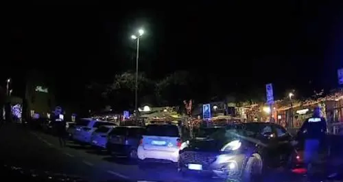 La fuga dalla polizia e il "placcaggio" dopo lo spritz: arrestata coppia di stranieri