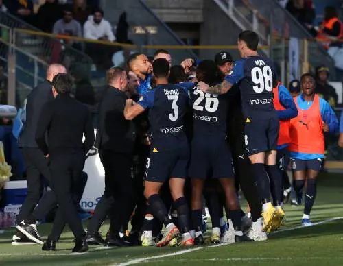 Serie B, Parma corsaro resta capolista. Poker della Cremonese
