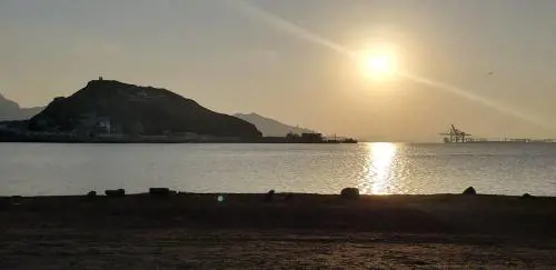 Tensione nel Mar Rosso, segnalati "incidenti". E un drone colpisce una nave al largo dell'India