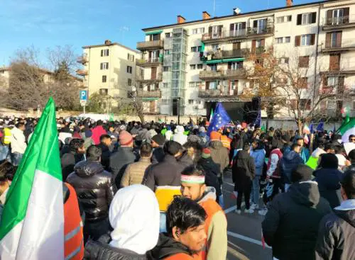 In piazza l'orgoglio islamico. E la sinistra: "Voi  il futuro"