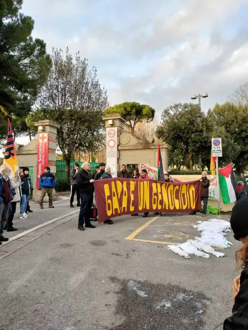 La protesta delle scorse ore davanti al Meyer