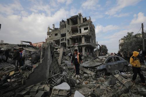 A Gaza raid nel campo di Al-Maghazi, 70 morti. "Allontanatevi dalle zone di combattimento"