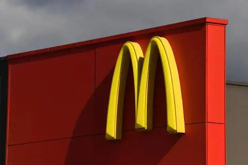 Maxi rissa a Roma: in 20 si affrontano in McDonald’s. Due feriti