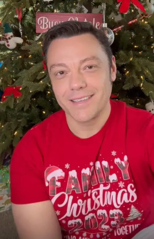 "Non riesco a cantare". Il commovente messaggio di Natale di Tiziano Ferro