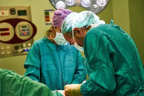 Intervento senza precedenti al Cto di Torino: ritrova l'uso della mano paralizzata grazie ai nervi del piede