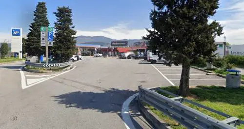 Accoltellata alla gamba da un incappucciato in autogrill: si cerca l'ex marito 
