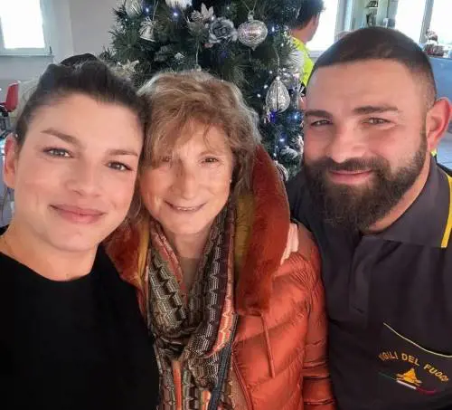 "L'importante è essere uniti". Il Natale di Emma Marrone, in caserma con i Vigili del Fuoco 
