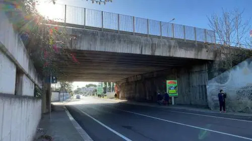 Tenta di gettarsi da un ponte, il carabiniere la salva