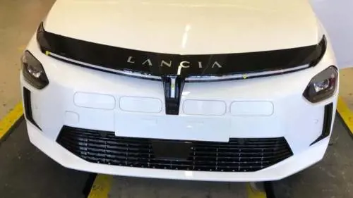 La nuova Lancia Ypsilon 2024 si mostra in due foto inedite