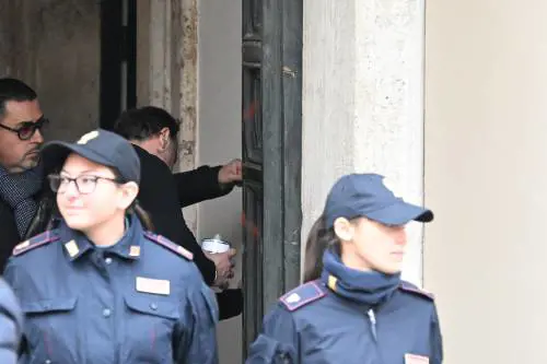 Blitz nella notte contro Palazzo Chigi: la scritta del vandalo sul portone