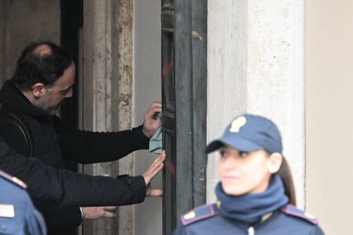 Raid vandalico contro Palazzo Chigi: la scritta rossa sul portone
