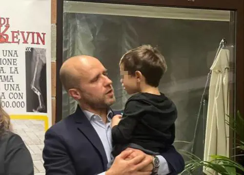 Kevin, dal calvario degli ospedali alla speranza: cos'è la malattia rara che combatte da 6 anni