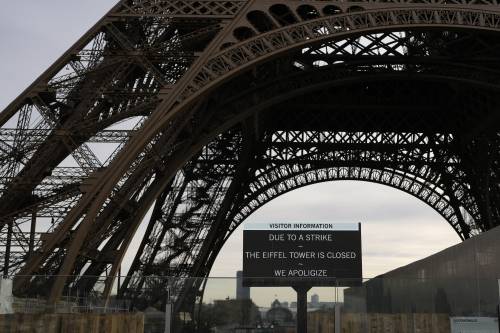 Parigi, la beffa nel centenario della morte del costruttore: Torre Eiffel chiusa per sciopero